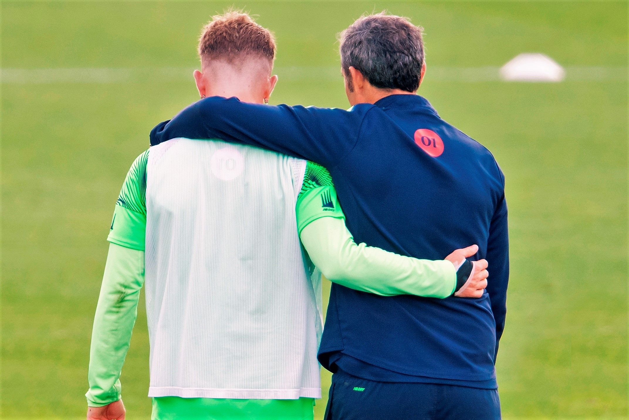 Iker Muniain y Ernesto Valverde se abrazan en Lezama.