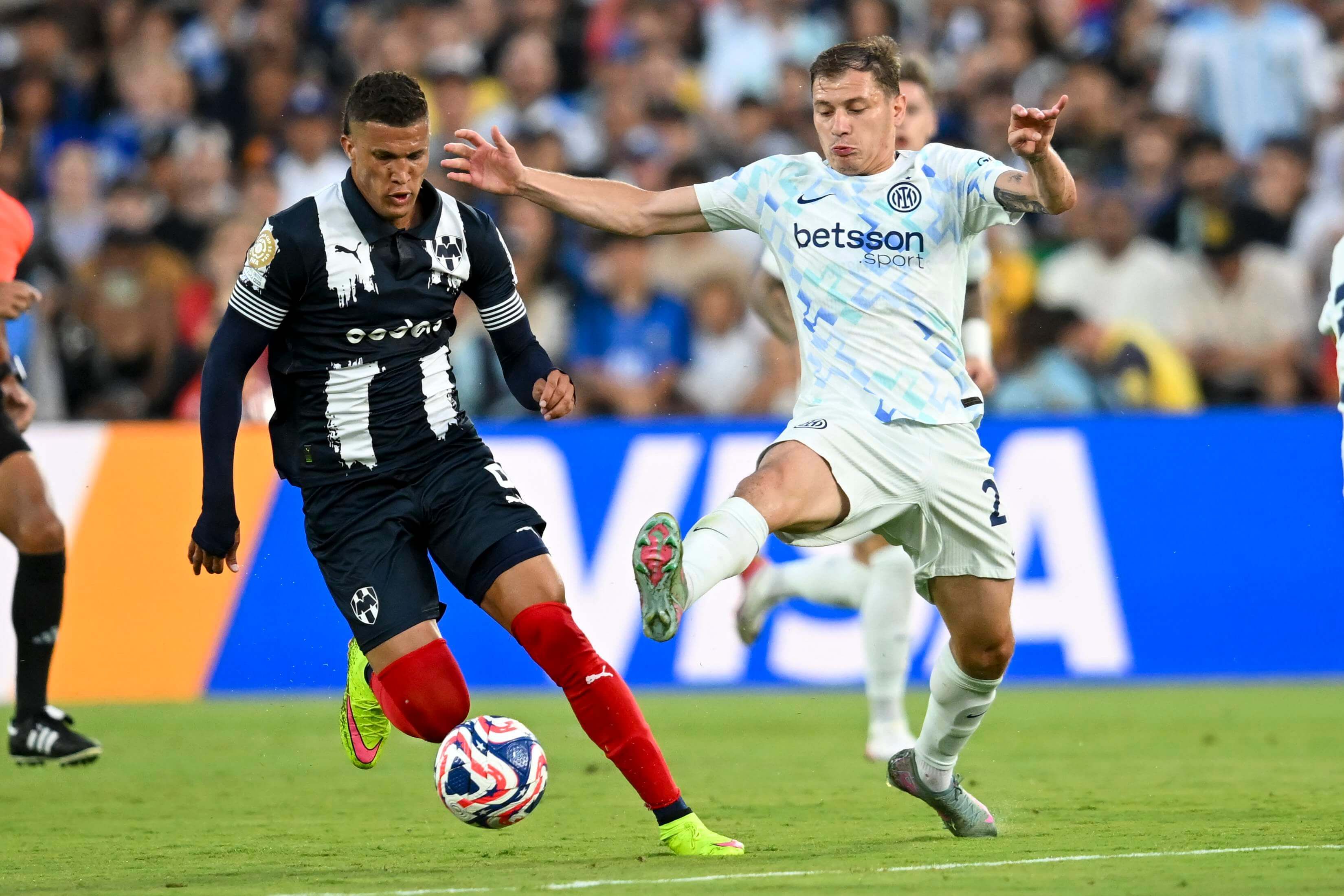  Nelson Deossa pelea un balón con Barella en el Mundial de Clubes.