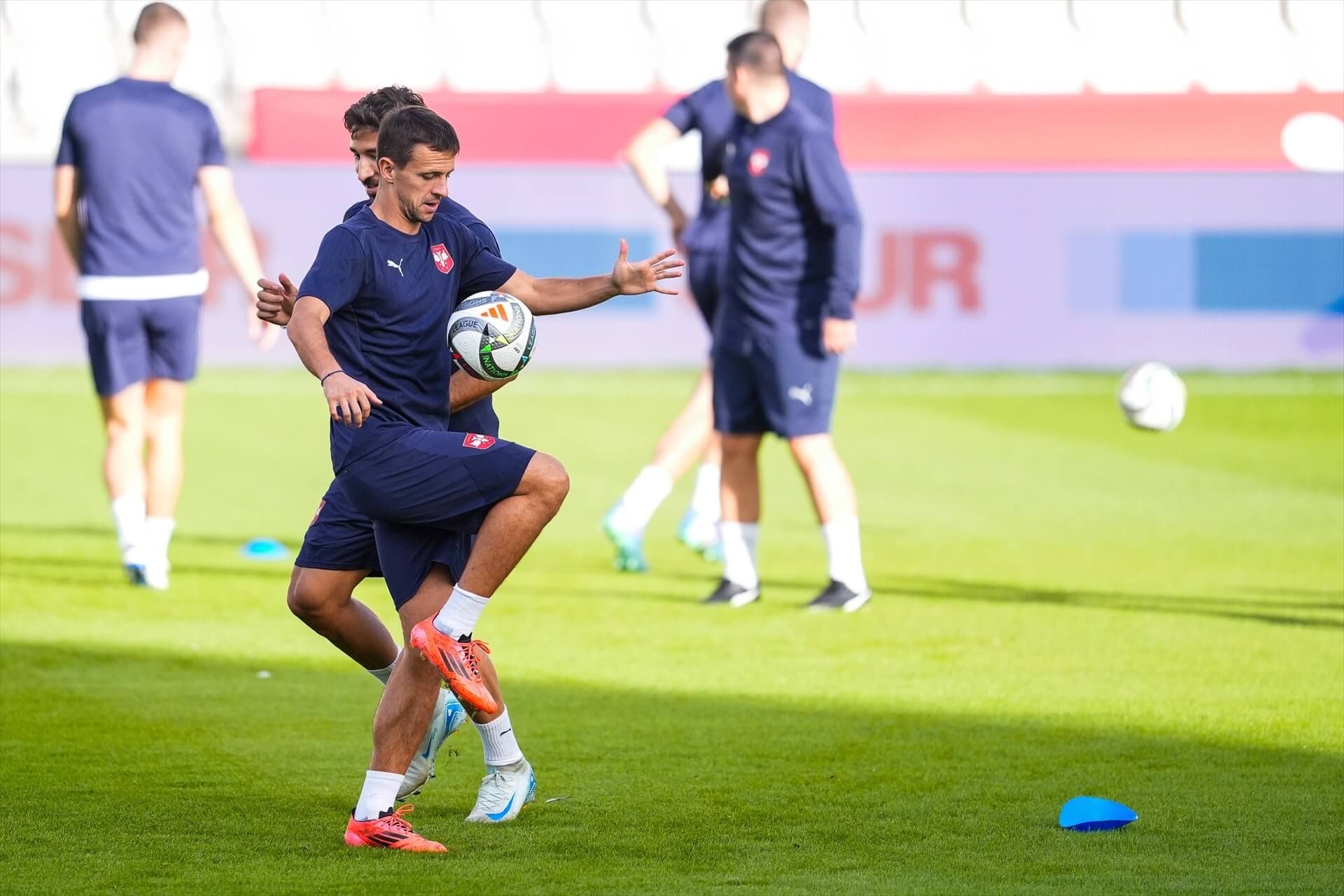 Nemanja Maksimovic calienta antes de un partido con Serbia.