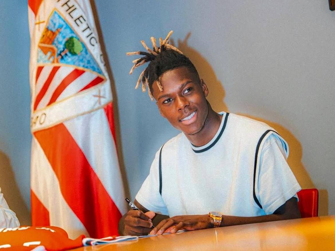  Nico Williams firma su contrato de renovación en San Mamés.