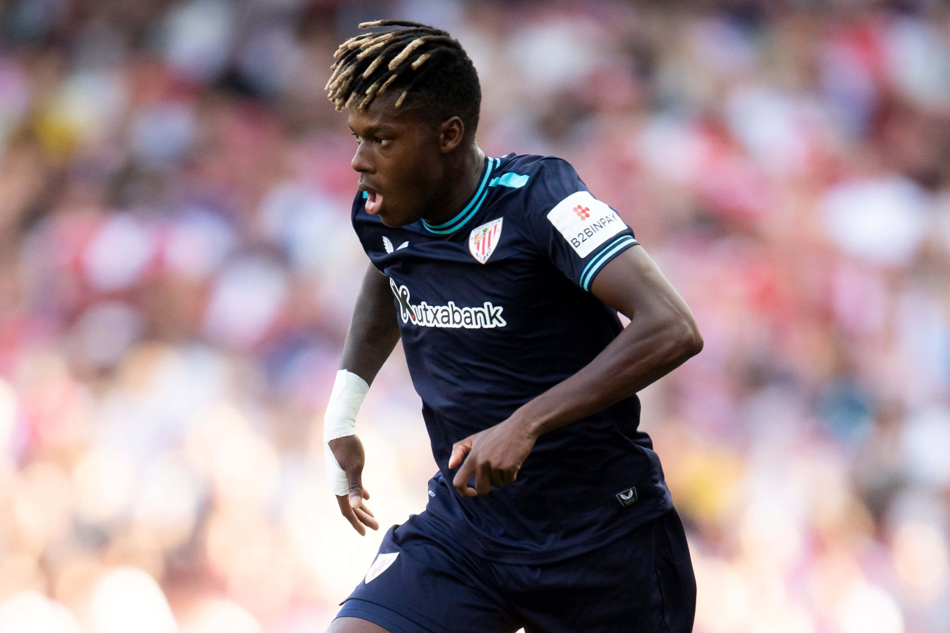 Nico Williams, en pretemporada ante el Arsenal en el Emirates; ahora será baja en San Mamés en la Champions League.