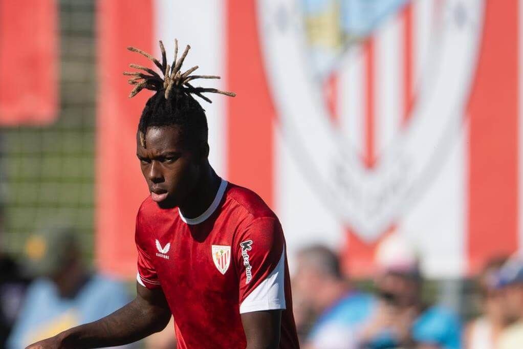  Nico Williams calienta para jugar ante el Deportivo Alavés en Laguardia.