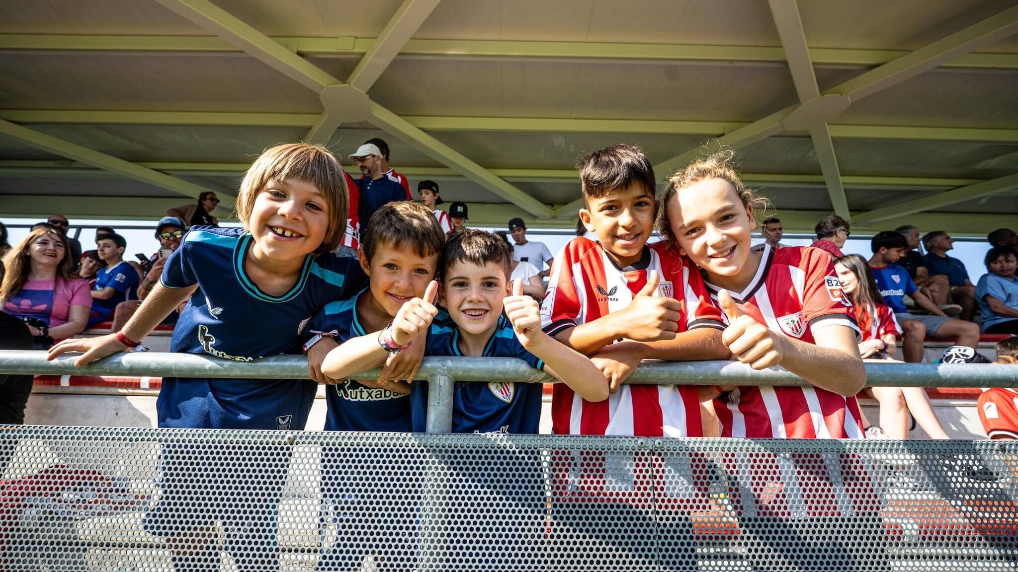 Niños felices en el entrenamiento a puerta abierta con los aficionados en Lezama.