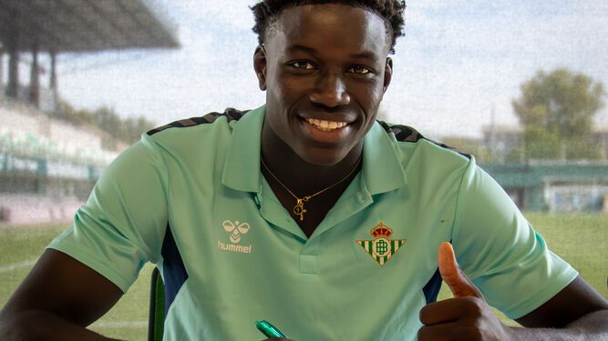  Nobel Mendy firmando su contrato con el Betis