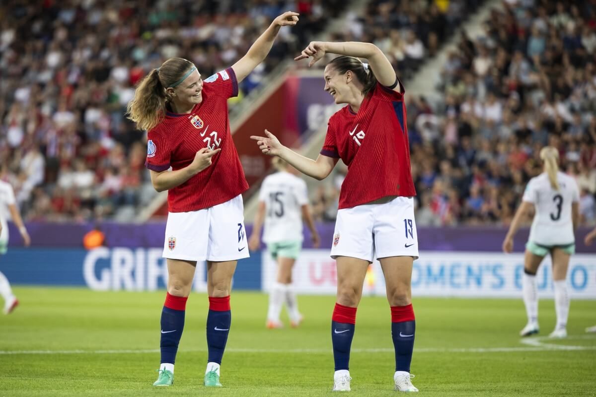 Signe Gaupset y Elisabeth Terland celebran un gol en el Noruega-Islandia.