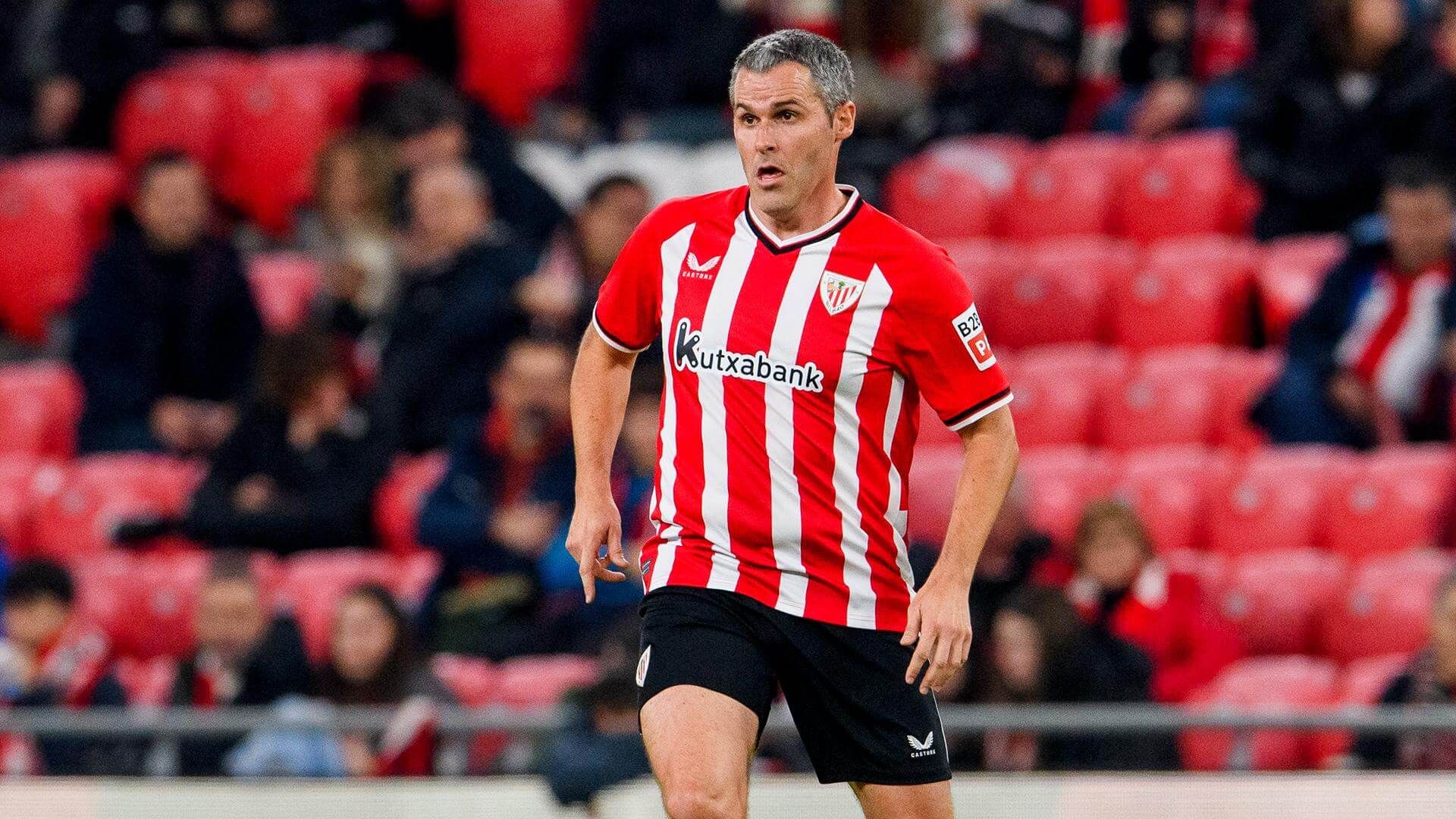  El navarro Pablo Orbaiz jugando un partido como leyenda rojiblanca.