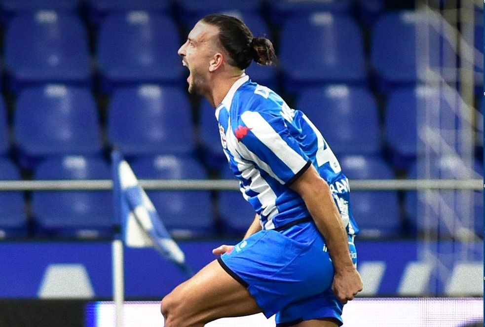  Pablo Martínez celebra su gol en el Dépor - SD Logroñés.