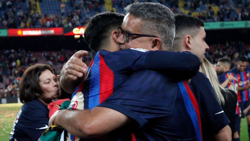  Pedri abrazando a su padre (Fuente: Cordon Press)