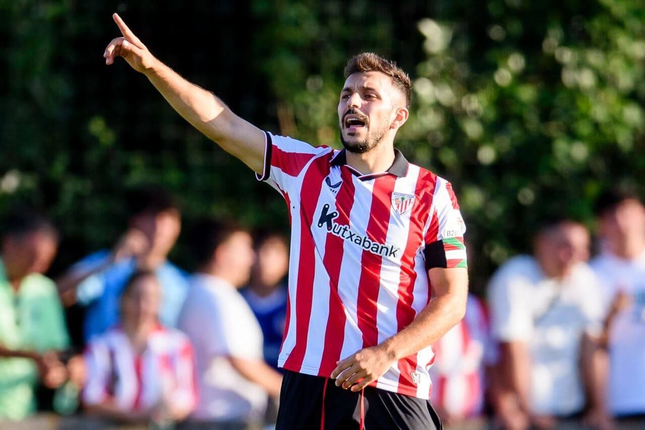  El defensa central Aitor Paredes, en acción ante el Deportivo Alavés en Laguardia.