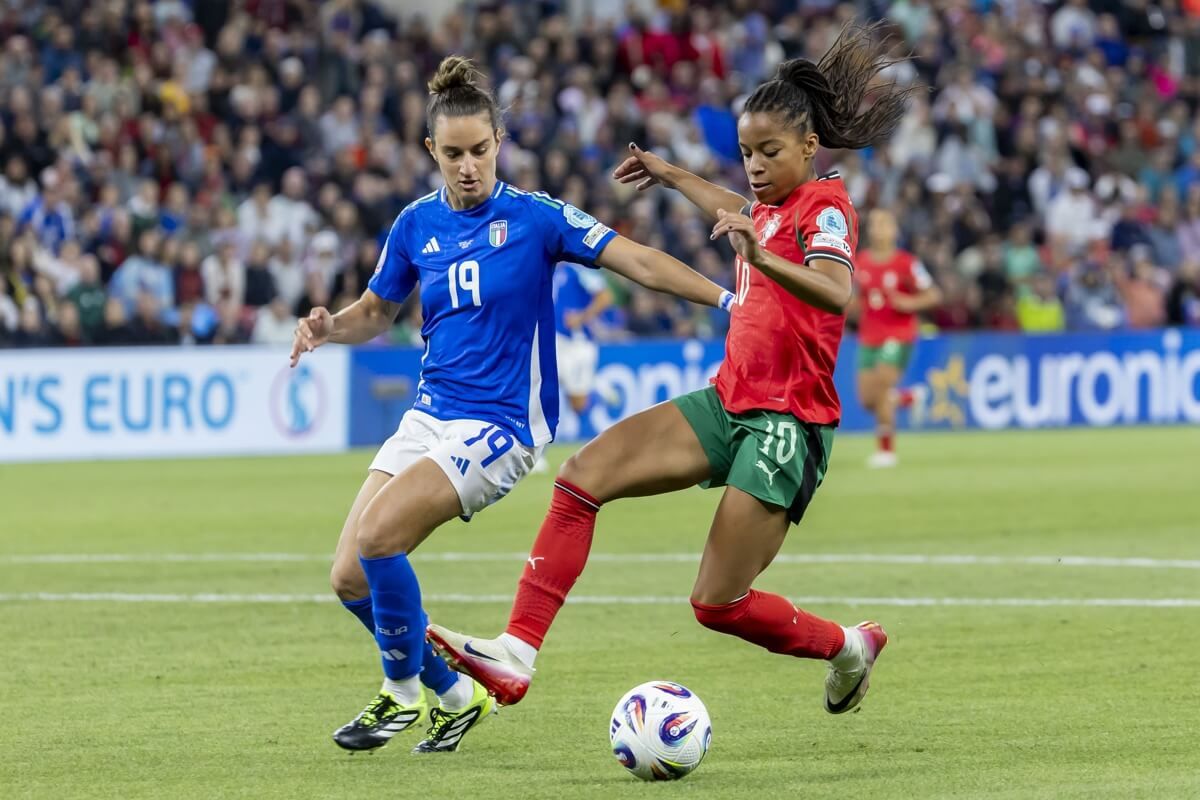  Jessica Silva controla ante Martina Lenzini en el Portugal-Italia de la Eurocopa.