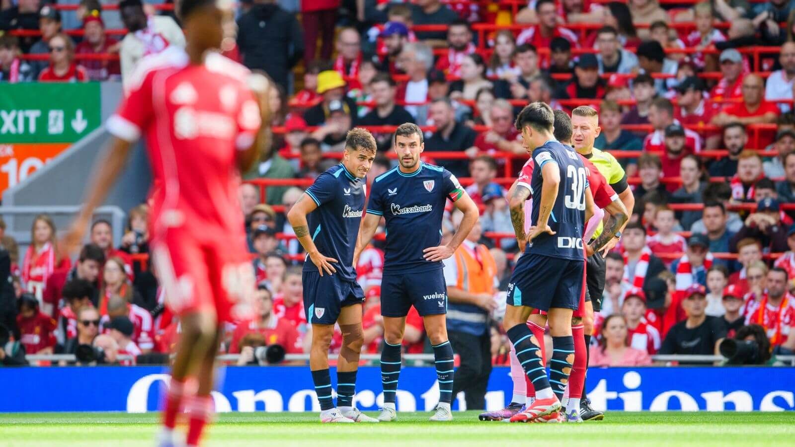 Lesión de Beñat Prados ante el Liverpool en Anfield.