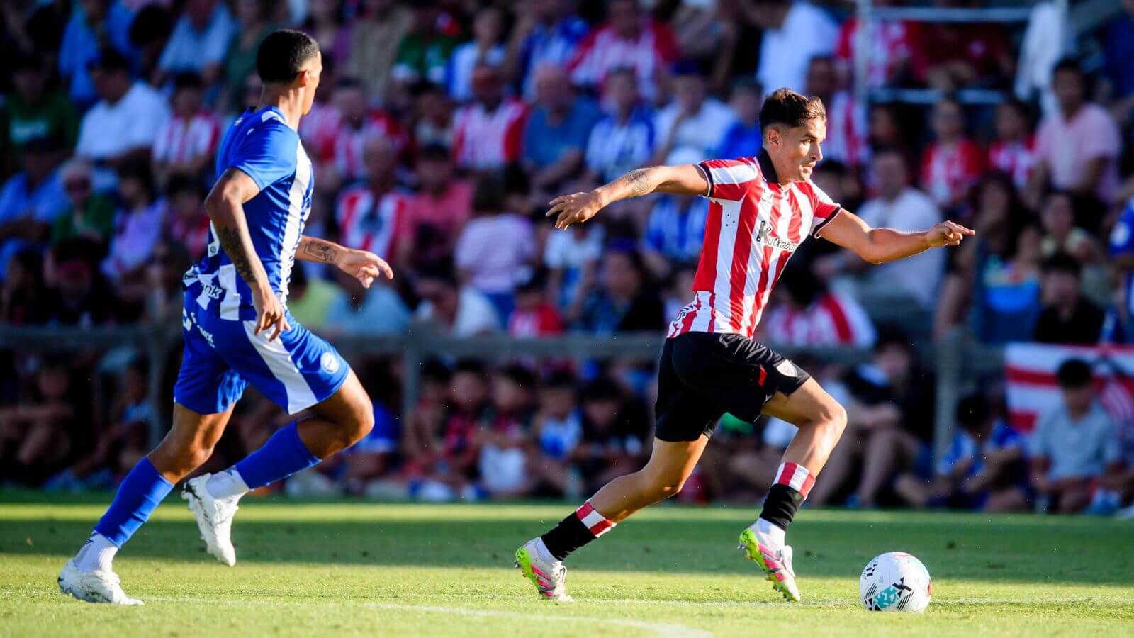 Beñat Prados en acción ante el Alavés en Laguardia.