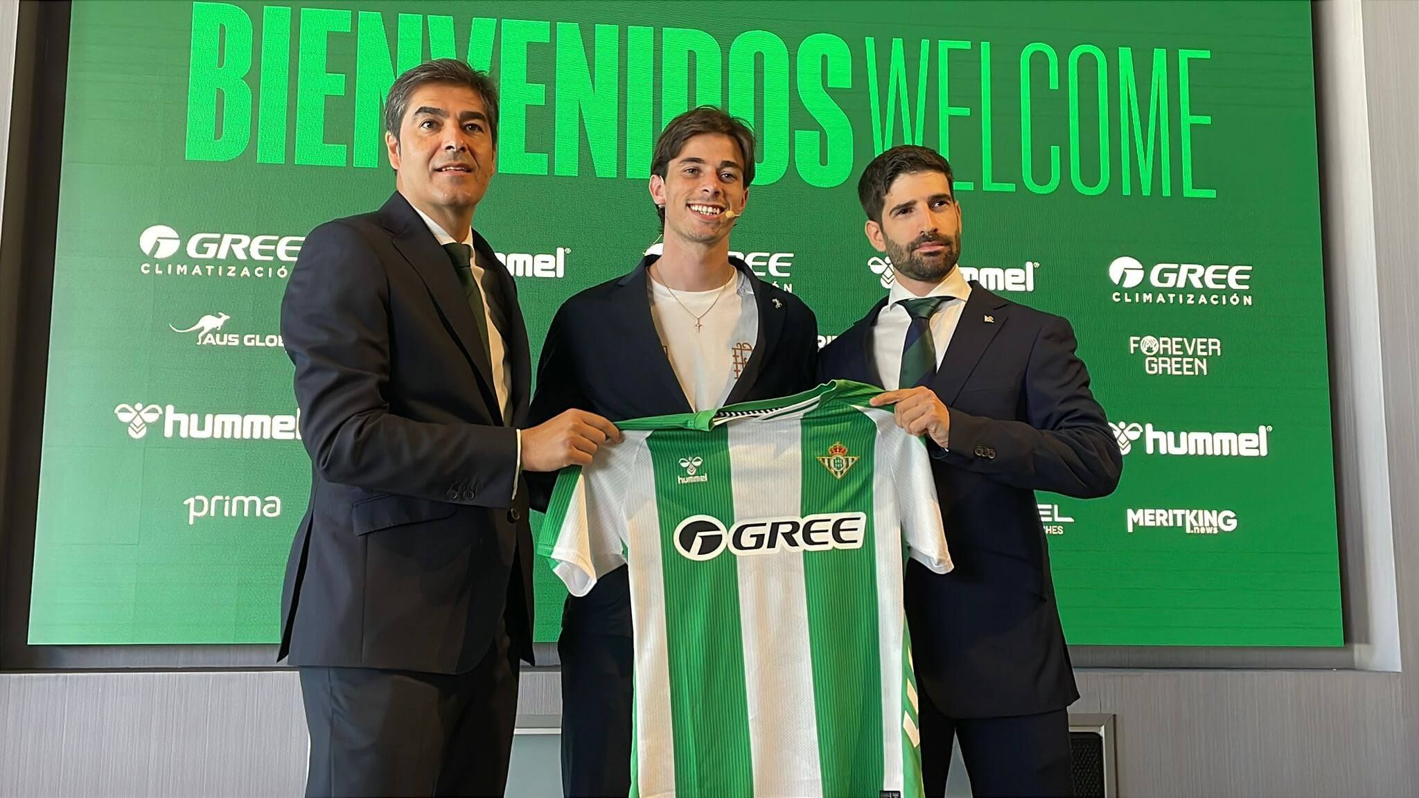  Valentín Gómez, en su presentación con el Betis.