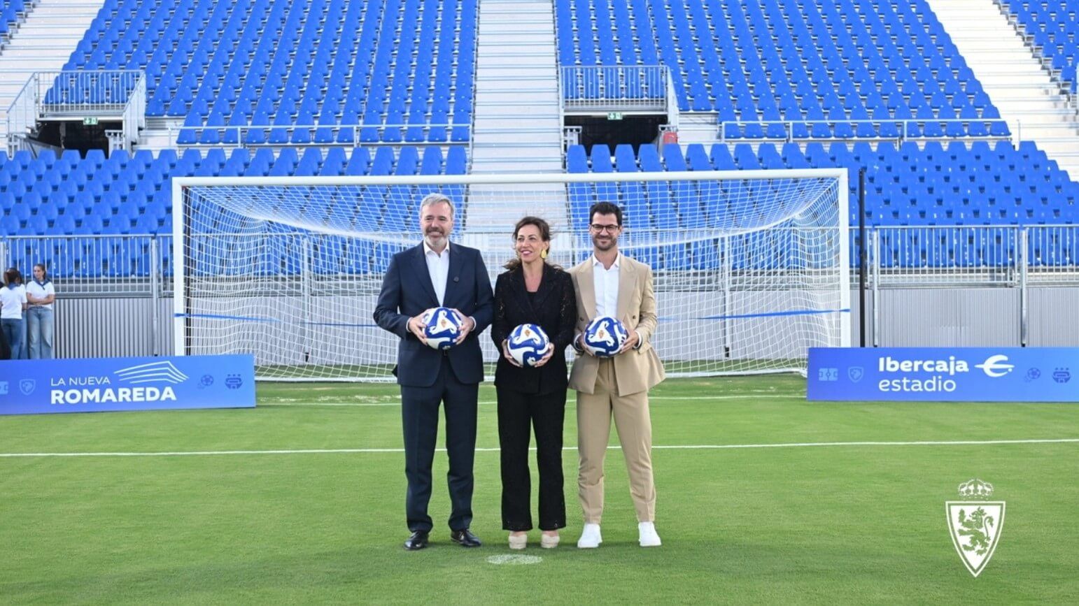  Jorge Azcón, Natalia Chueca y Fernando López posan en el Ibercaja Estadio.