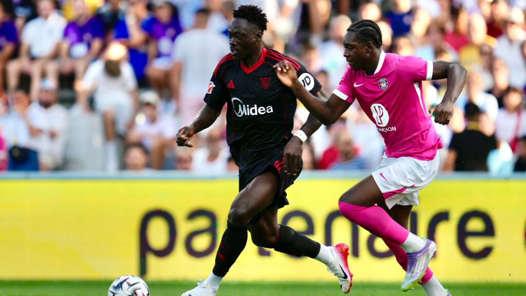  Akor Adams, ante el Toulouse.