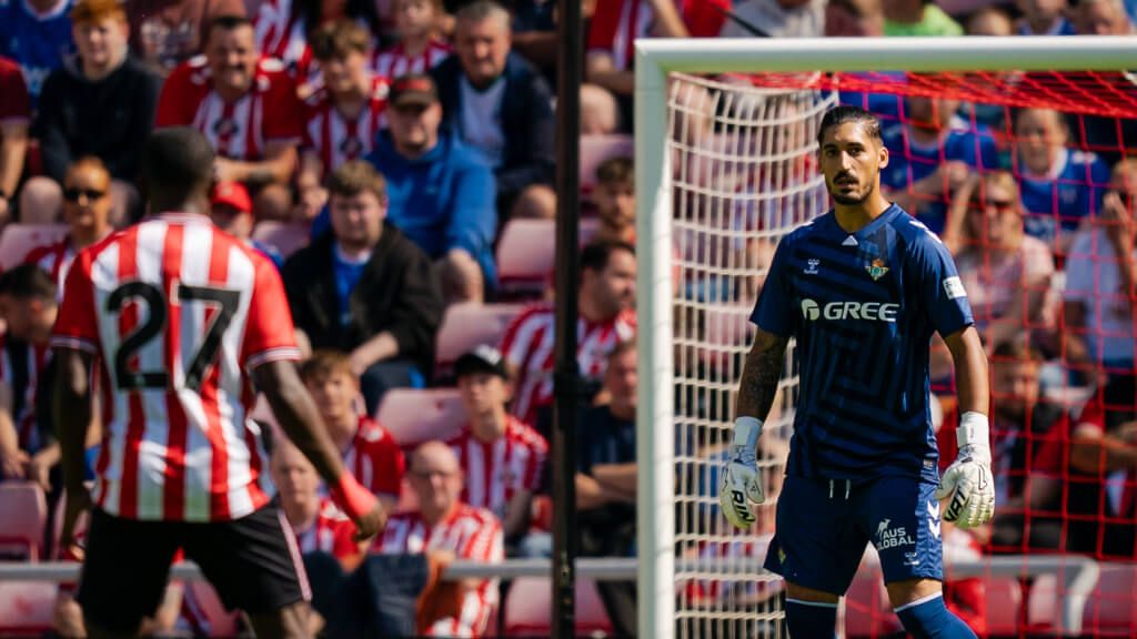  Álvaro Valles, ante el Sunderland.