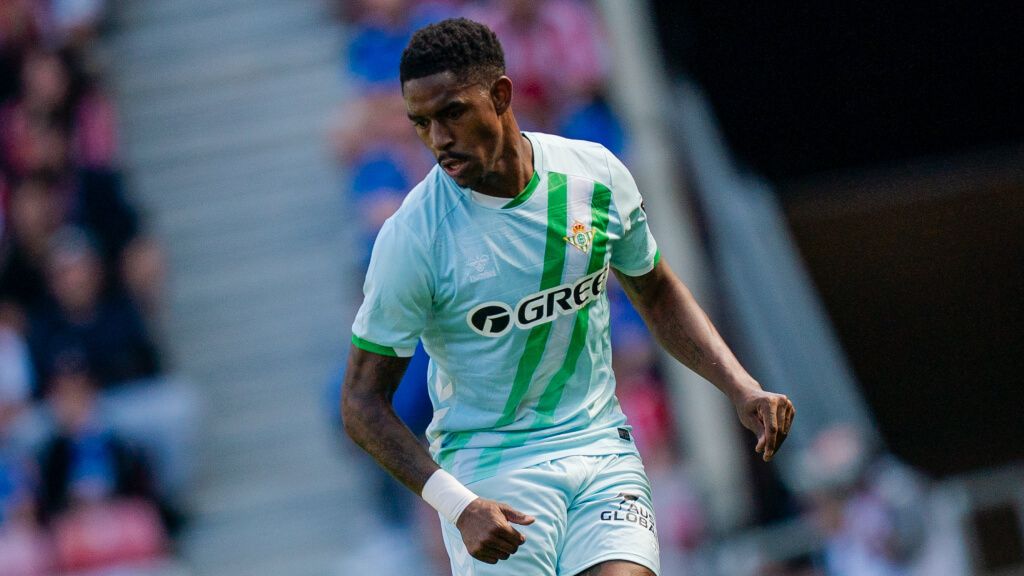  Junior Firpo, ante el Sunderland.