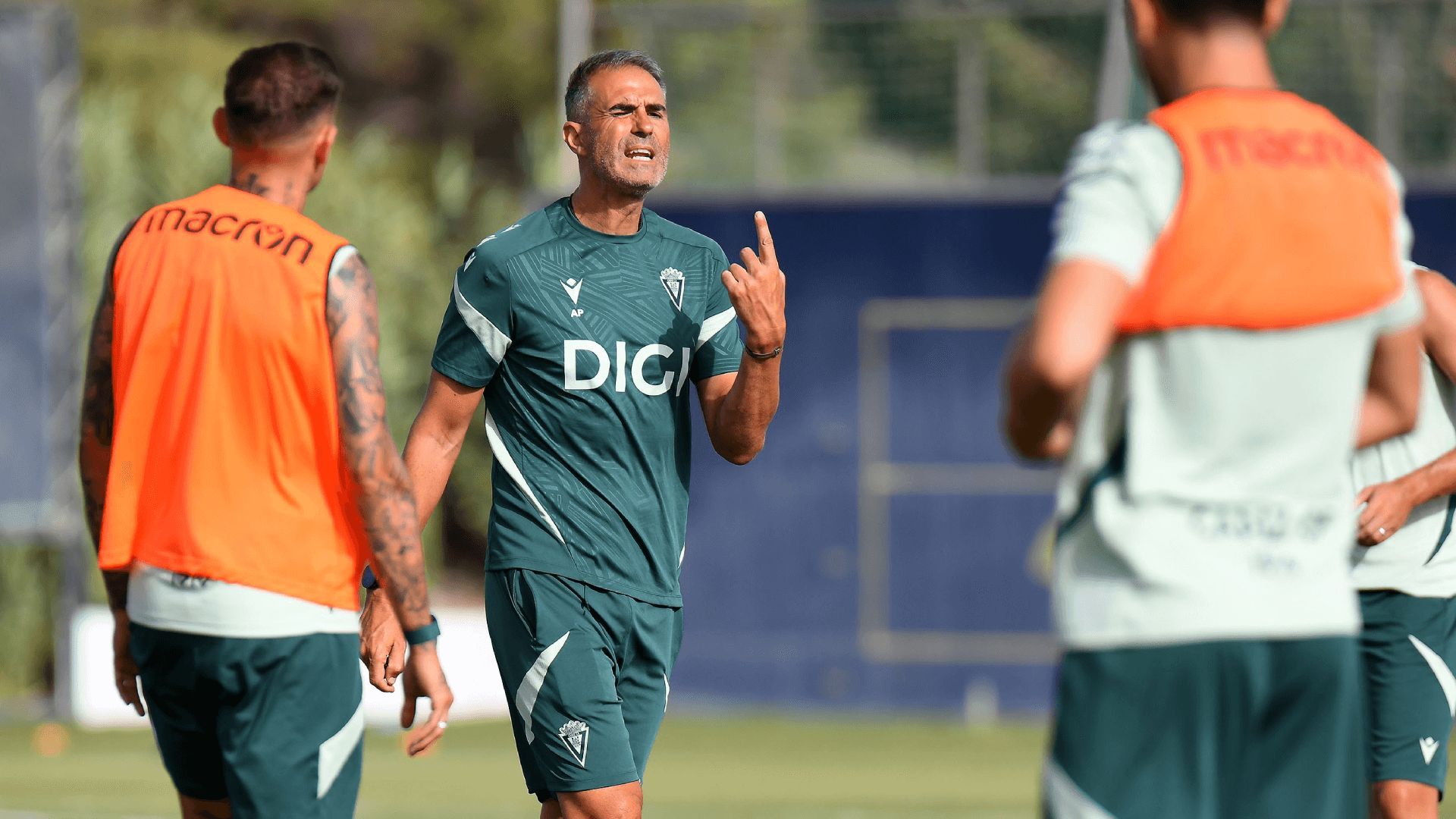 Gaizka Garitano, en un entrenamiento del Cádiz.