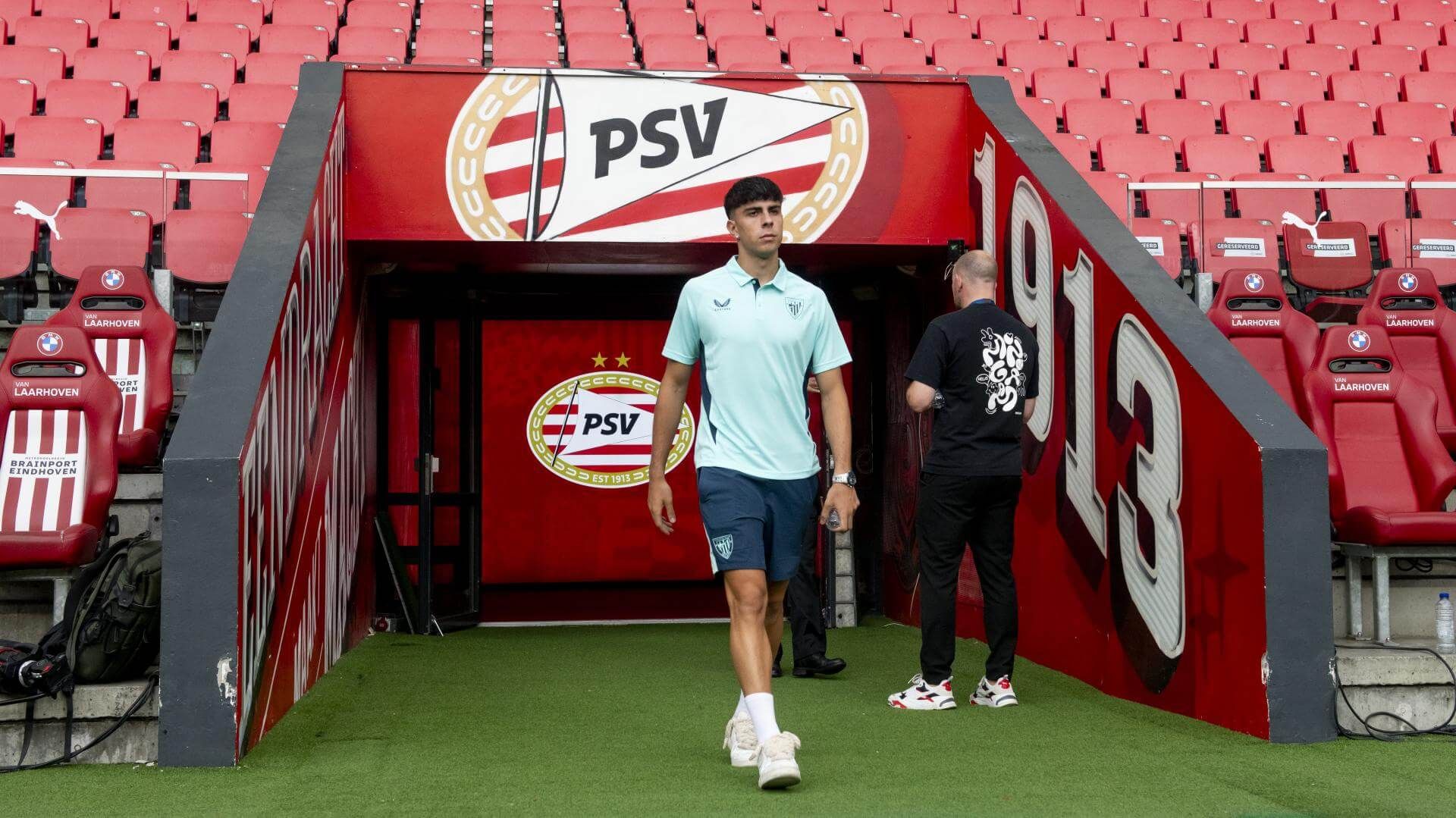El bilbaíno Alejandro Rego salta al campo antes del amistoso PSV-Athletic.