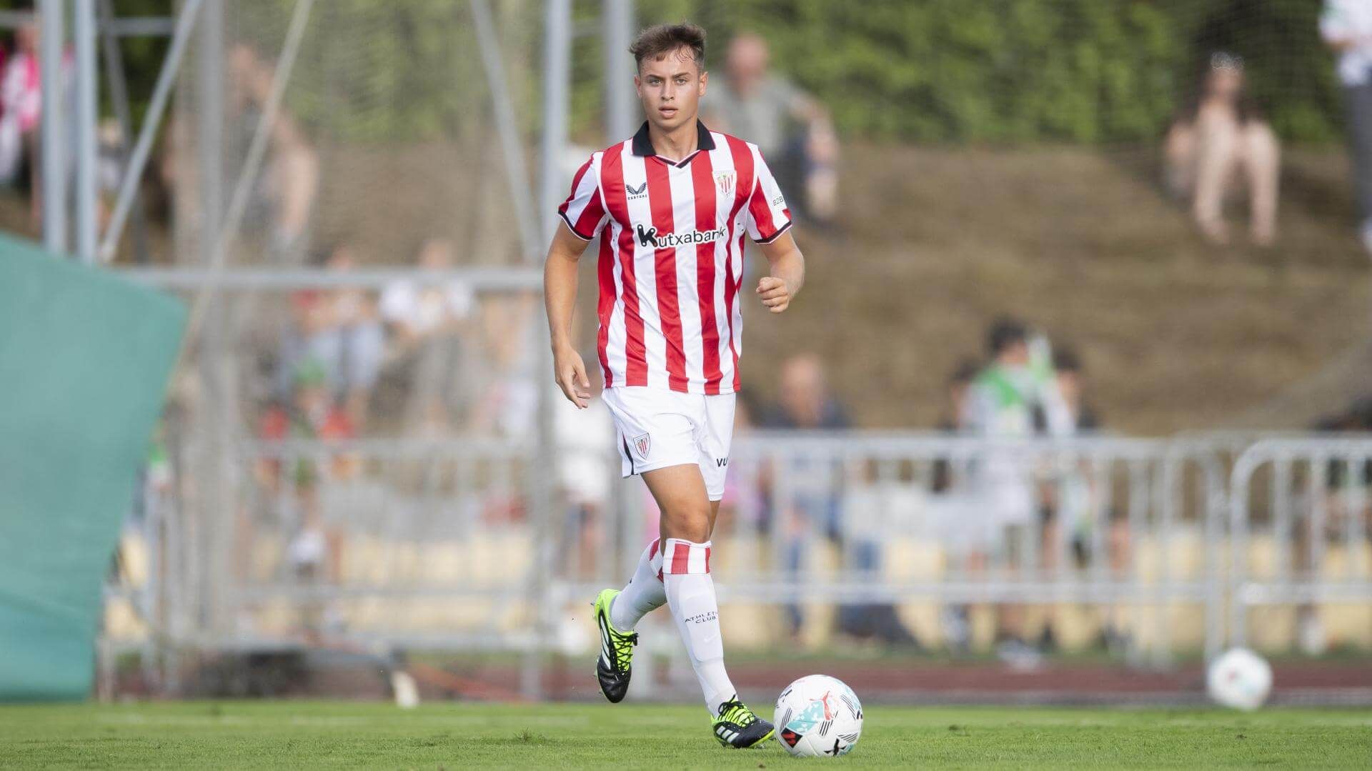 Jon de Luis conduce la pelota en el Racing-Athletic.