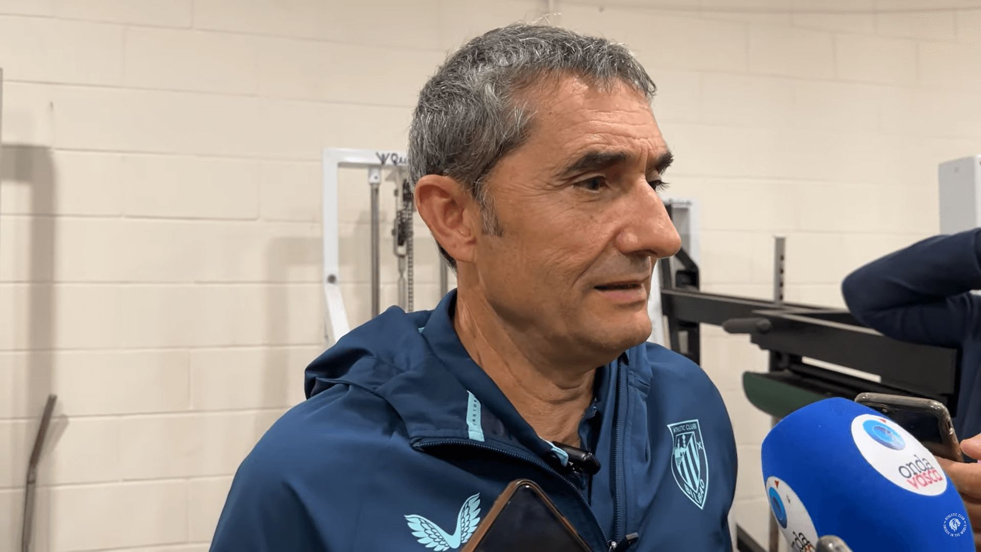 Ernesto Valverde responde a la prensa tras el Racing-Athletic.