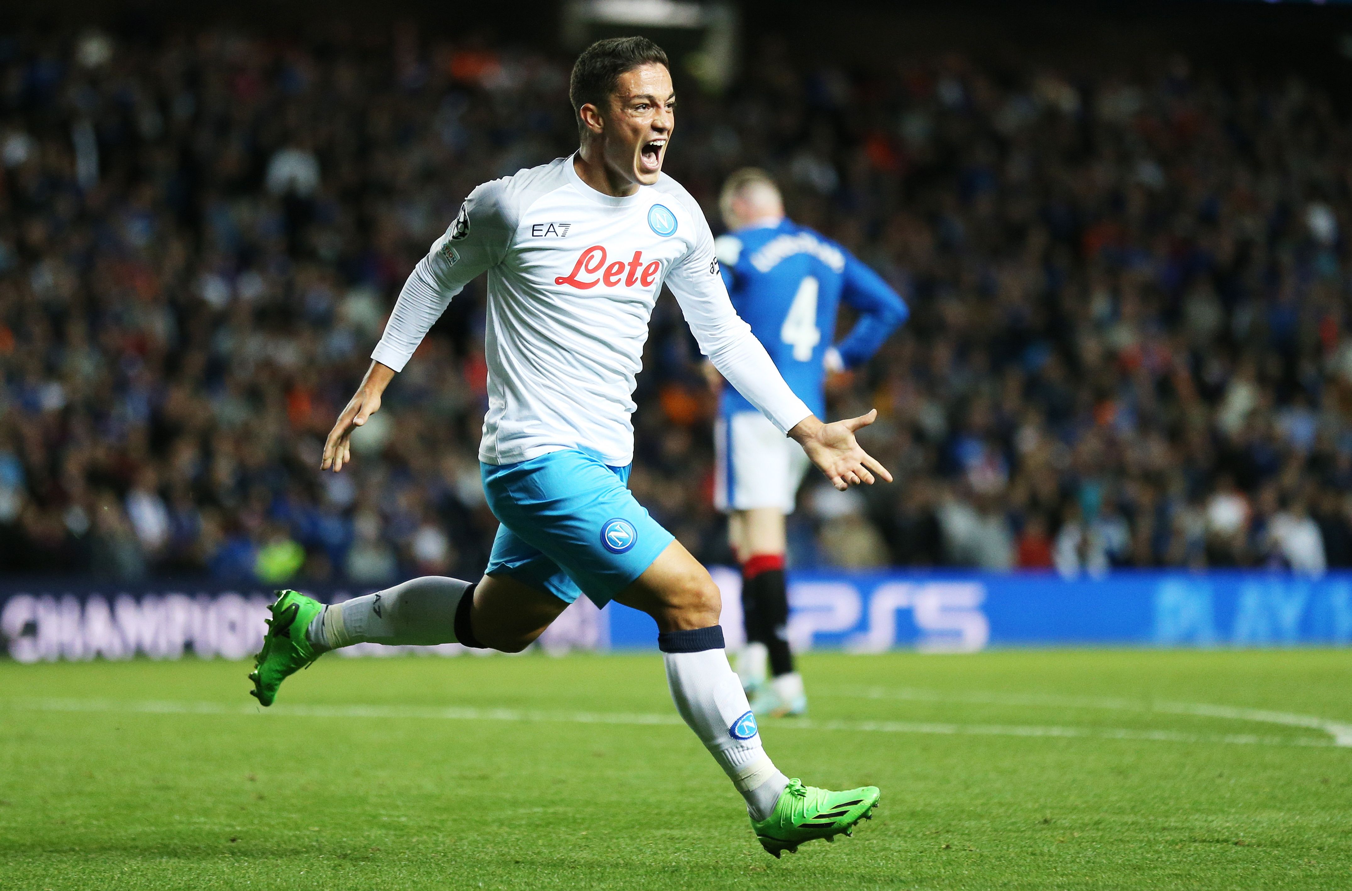 Giacomo Raspadori celebra su gol en el Rangers-Napoles.