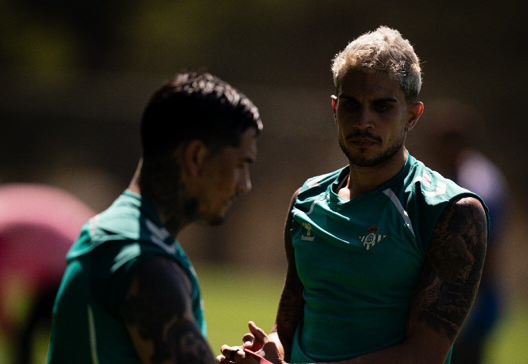  Marc Bartra y Chimy Ávila, en el primer entrenamiento de pretemporada del Betis.