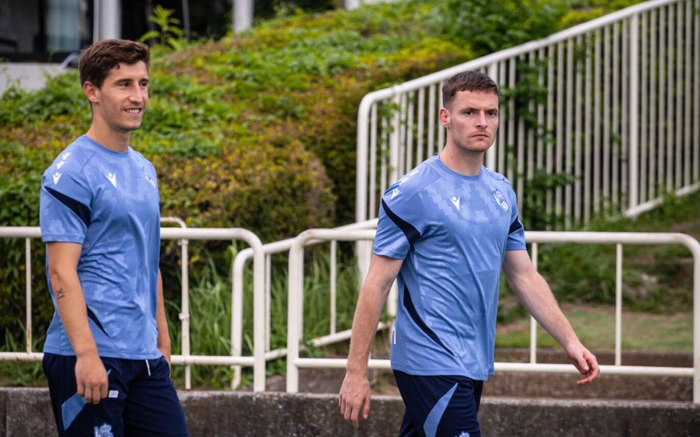  Aihen Muñoz y Sergio Gómez llegan a un entrenamiento.