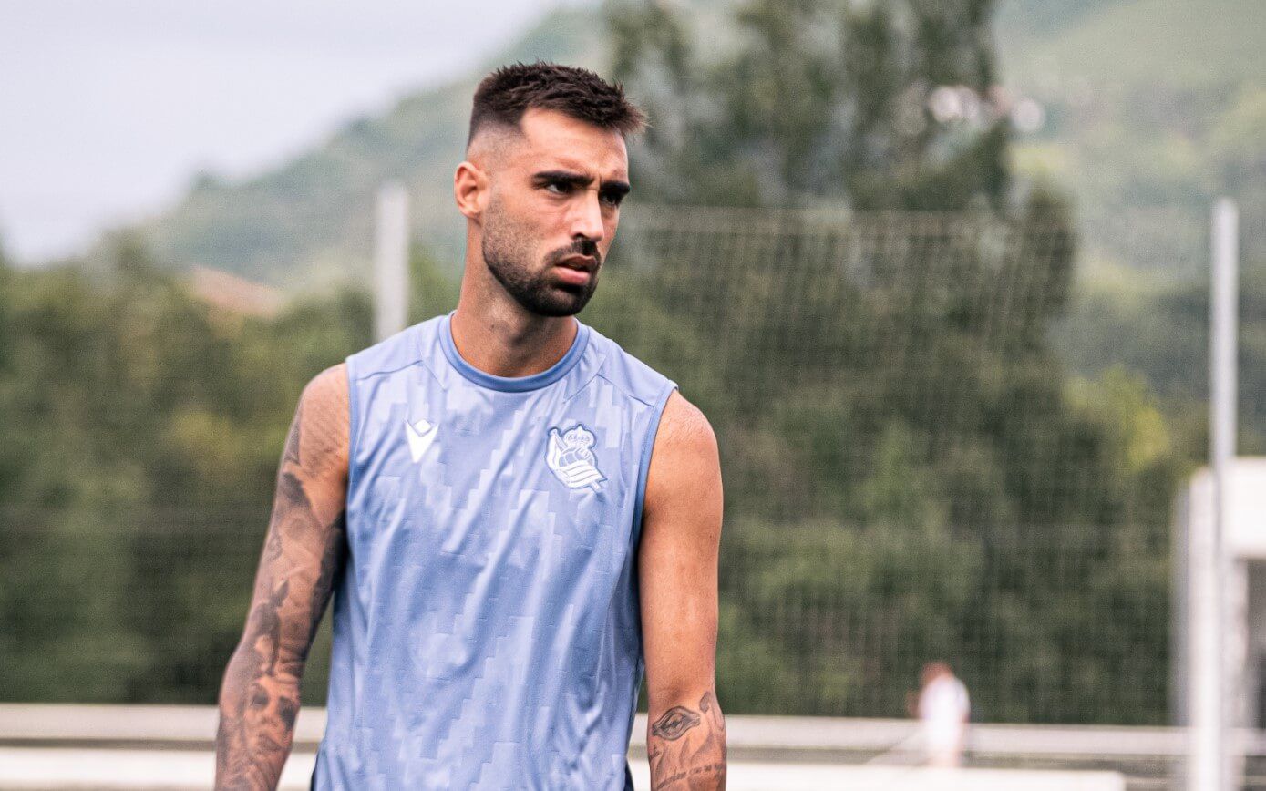  Brais Méndez calienta antes del Real Sociedad-Pau.