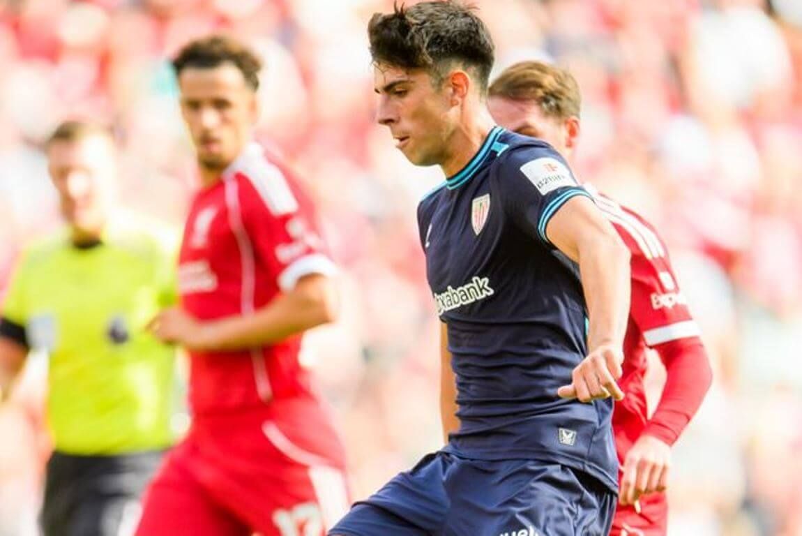 Alex Rego, jugando en la pretemporada ante el Liverpool en Anfield.