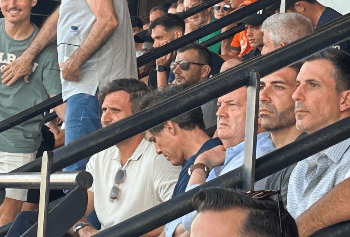  Ron Gourlay junto a Corona en el amistoso ante el CD Castellón. La afición le pidió fichajes y Fernando Gómez también