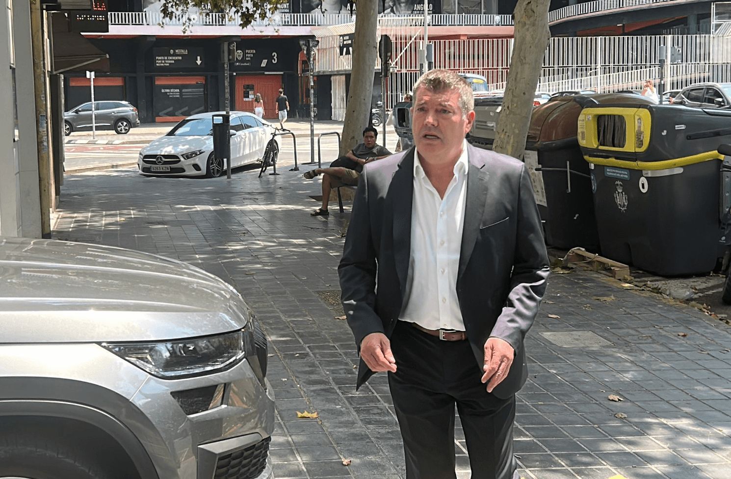 Ron Gourlay sale de las oficinas