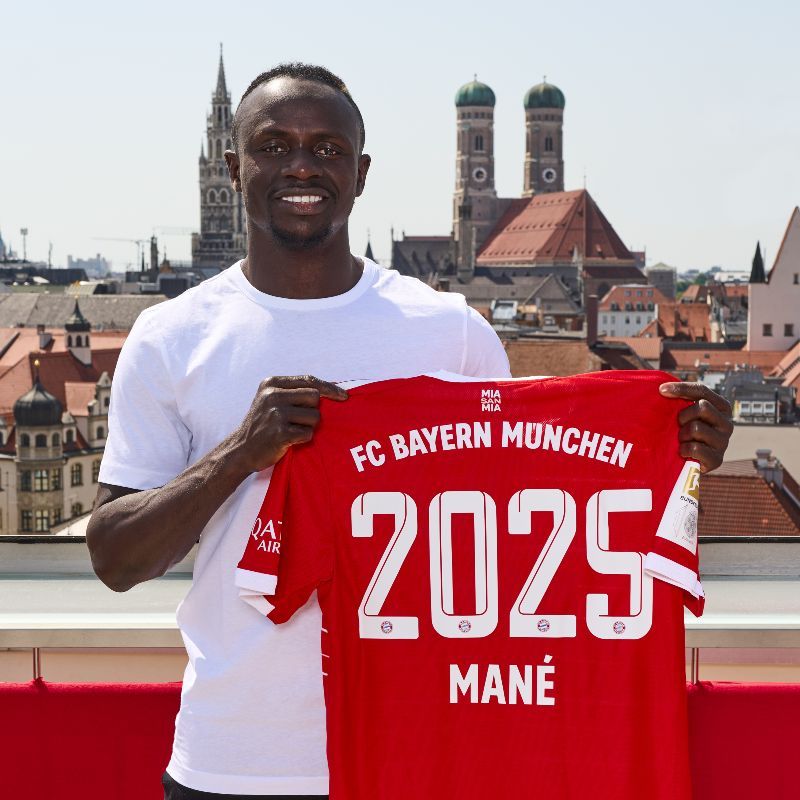  Sadio Mané posa con la camiseta del Bayern (FOTO: @FCBayern).