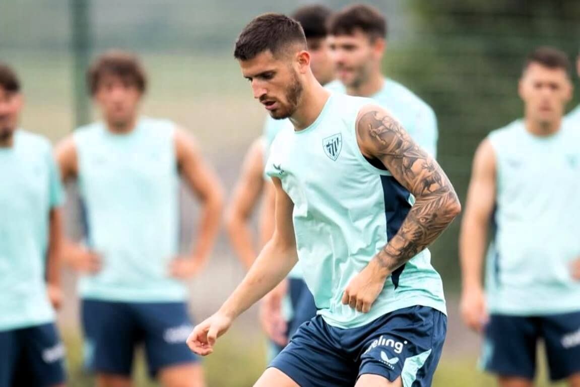  Oihan Sancet se ejercita con el grupo en Lezama.