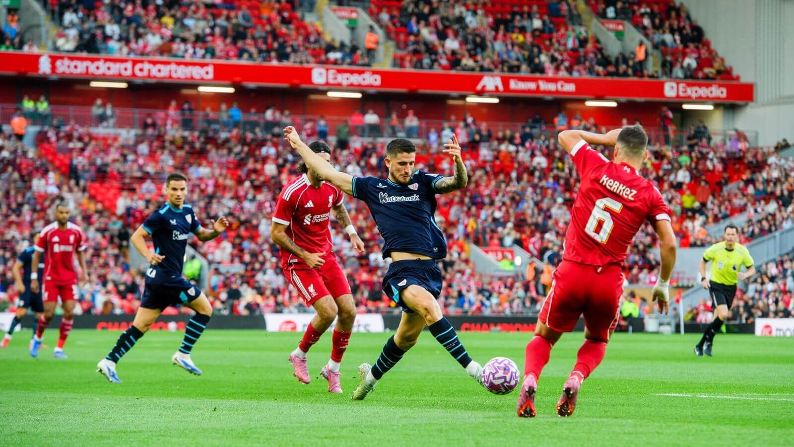  Oihan Sancet, en pretemporada ante el Liverpool en Anfield.