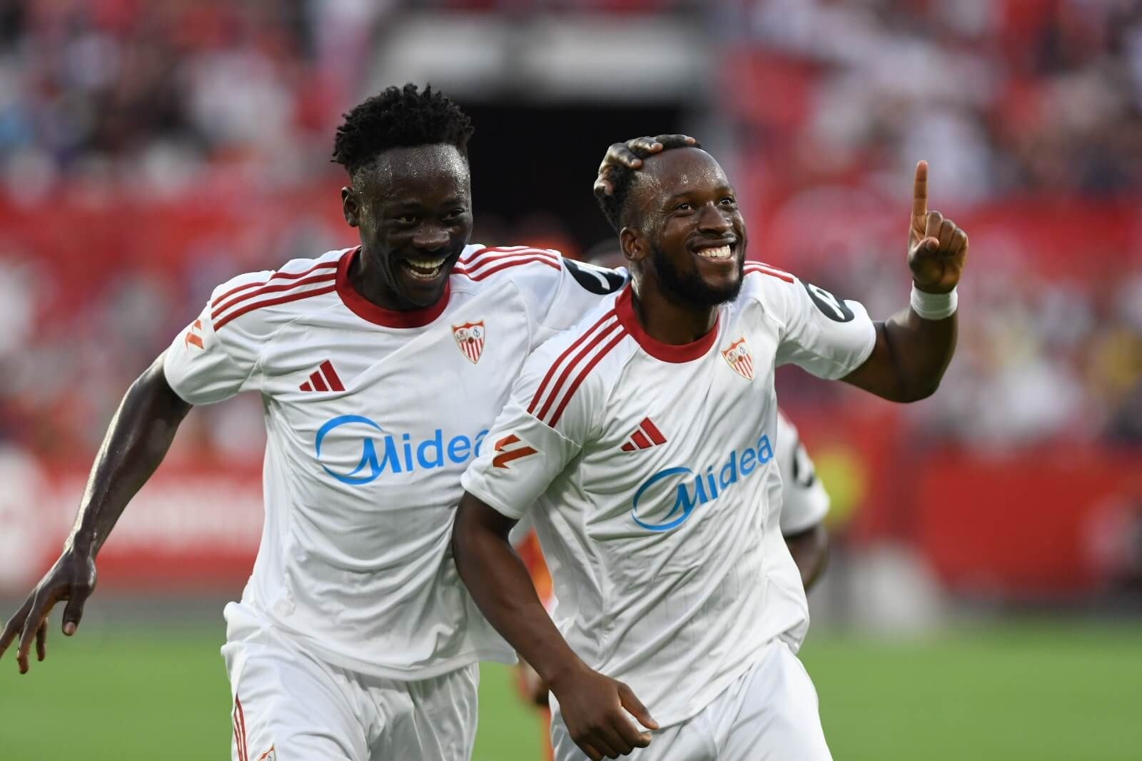 Lukebakio celebra con Akor Adams su gol en el Trofeo Antonio Puerta.