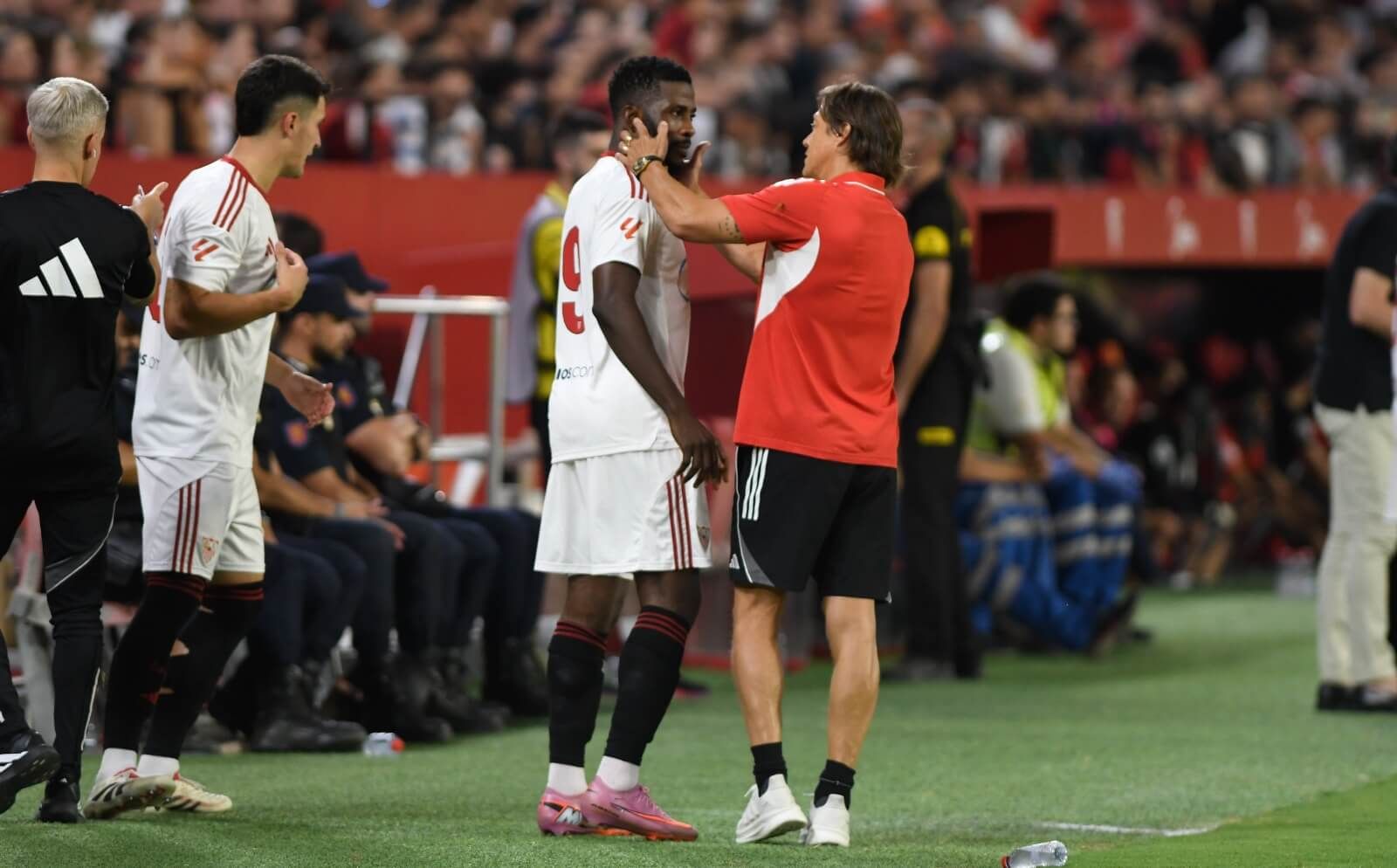 Almeyda habla con Iheanacho en el Trofeo Antonio Puerta (Foto: Kiko Hurtado).