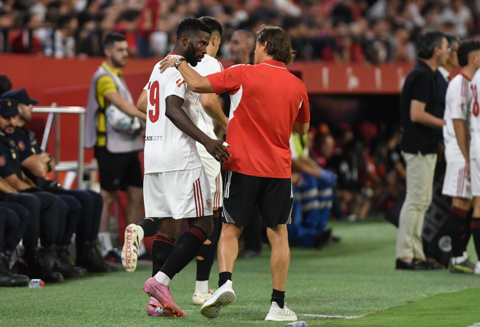 Almeyda habla con Iheanacho en el Trofeo Antonio Puerta (Foto: Kiko Hurtado).