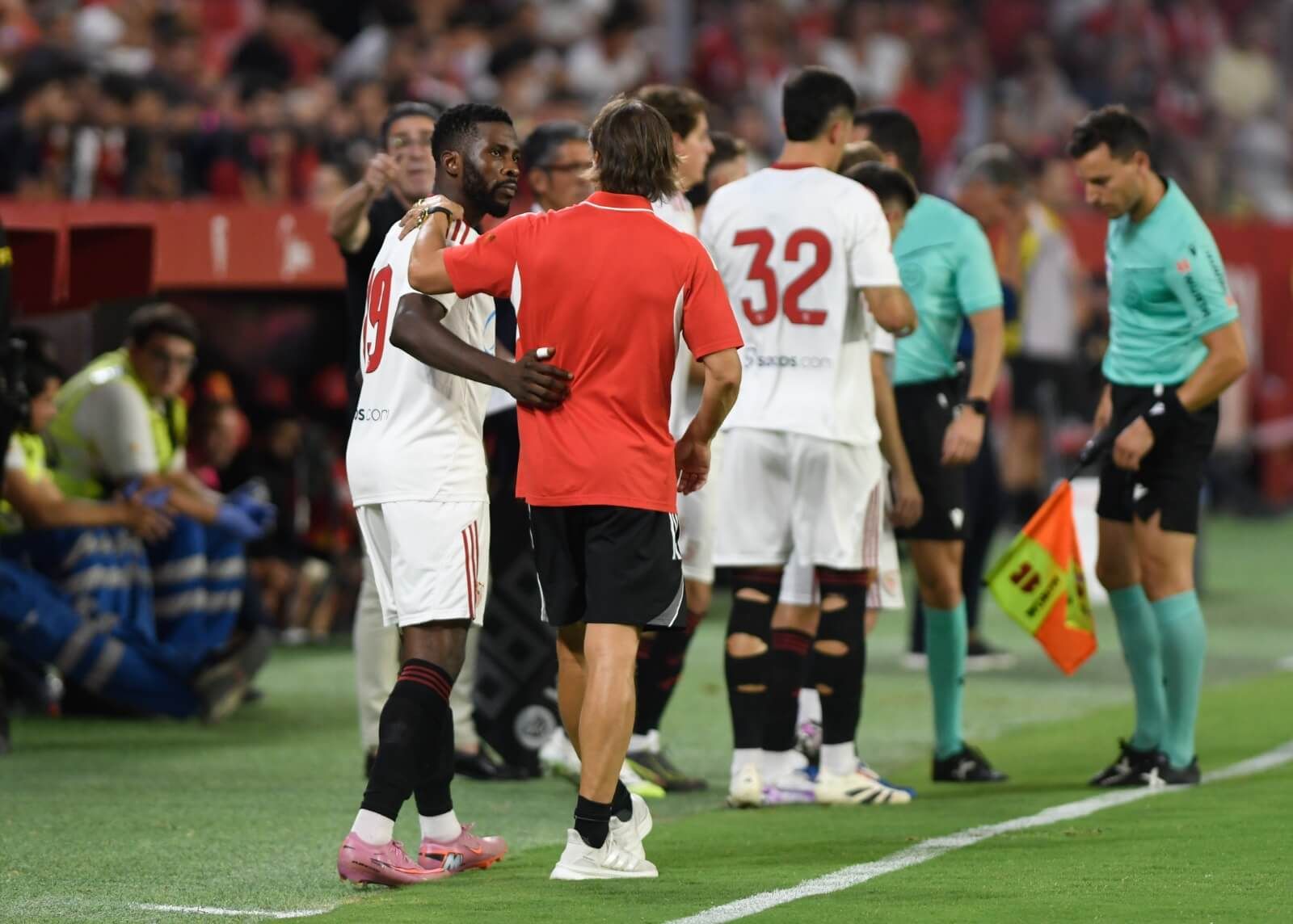  Almeyda habla con Iheanacho en el Trofeo Antonio Puerta.