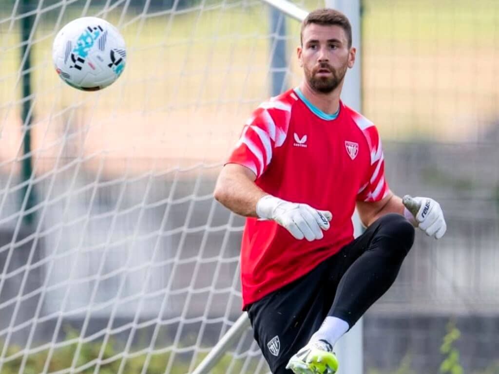  El meta Unai Simón en un entrenamiento de pretemporada en Lezama.