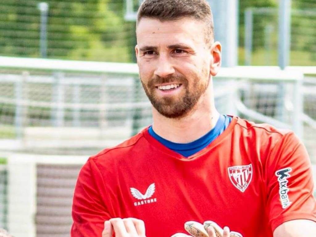Un sonriente Unai Simón entrenando en Lezama.