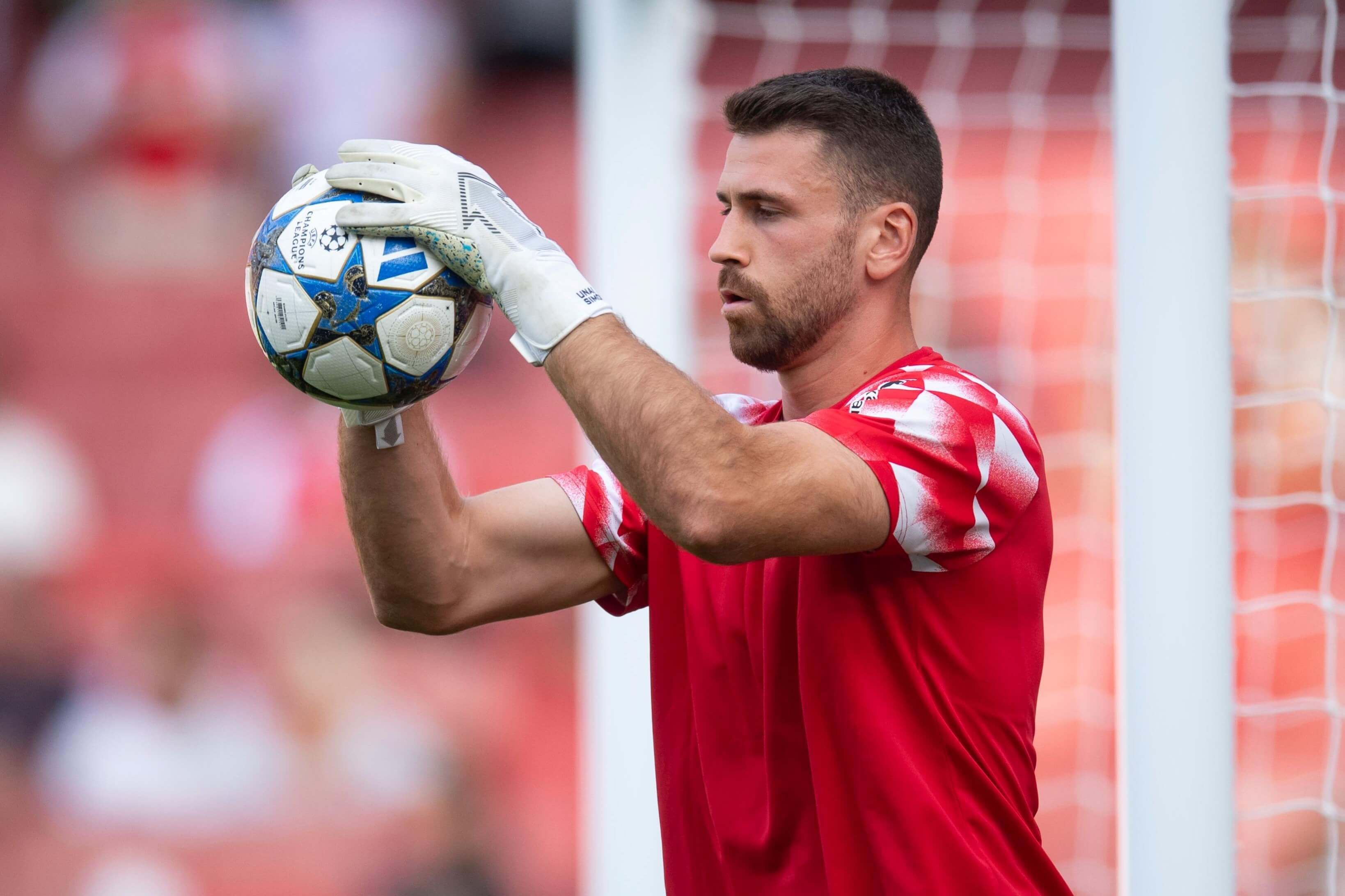  Unai Simón calienta en pretemporada ante el Arsenal en el Emirates.