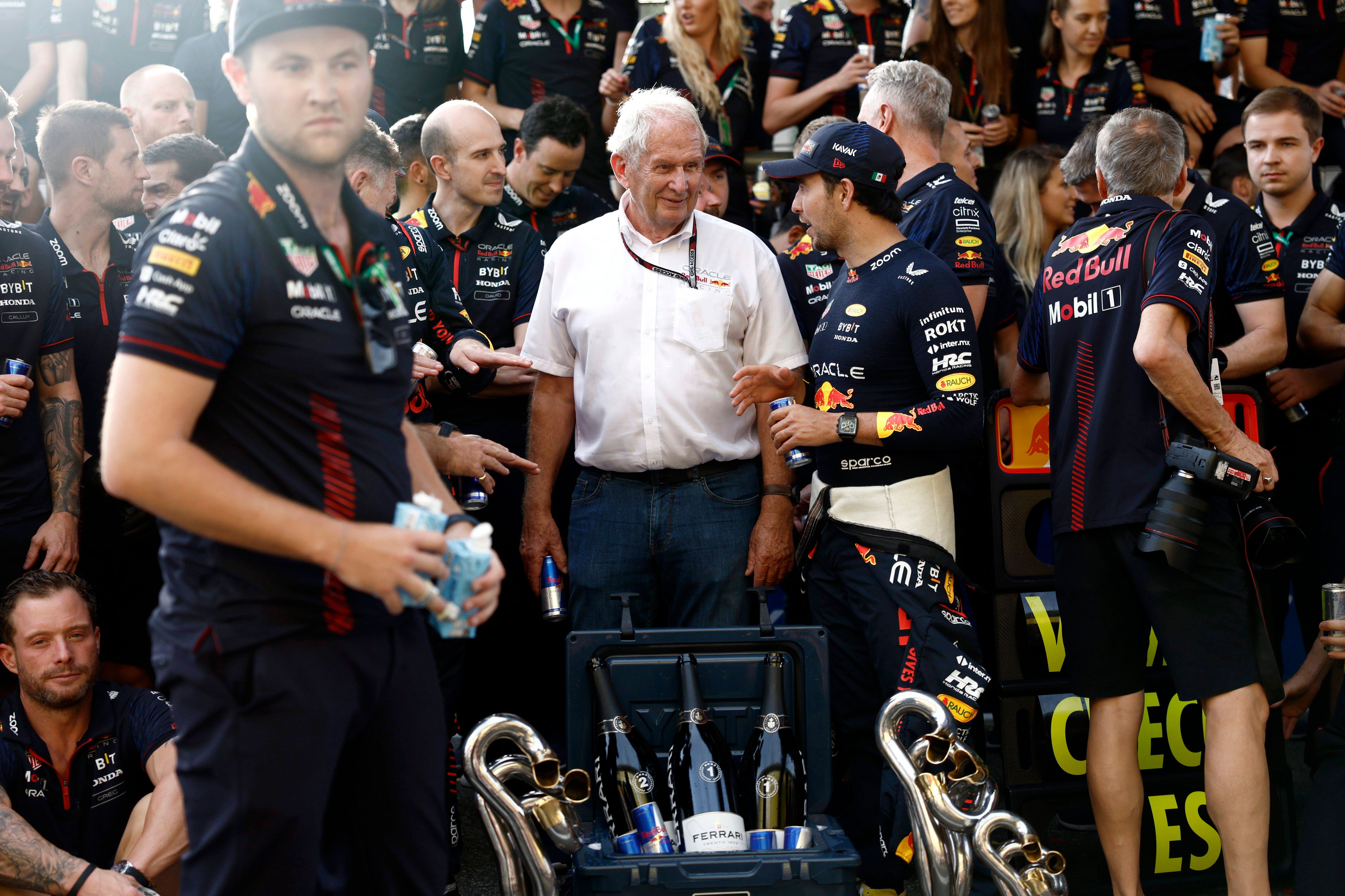 Helmut Marko y Sergio Pérez, conversando en una celebración de Red Bull.