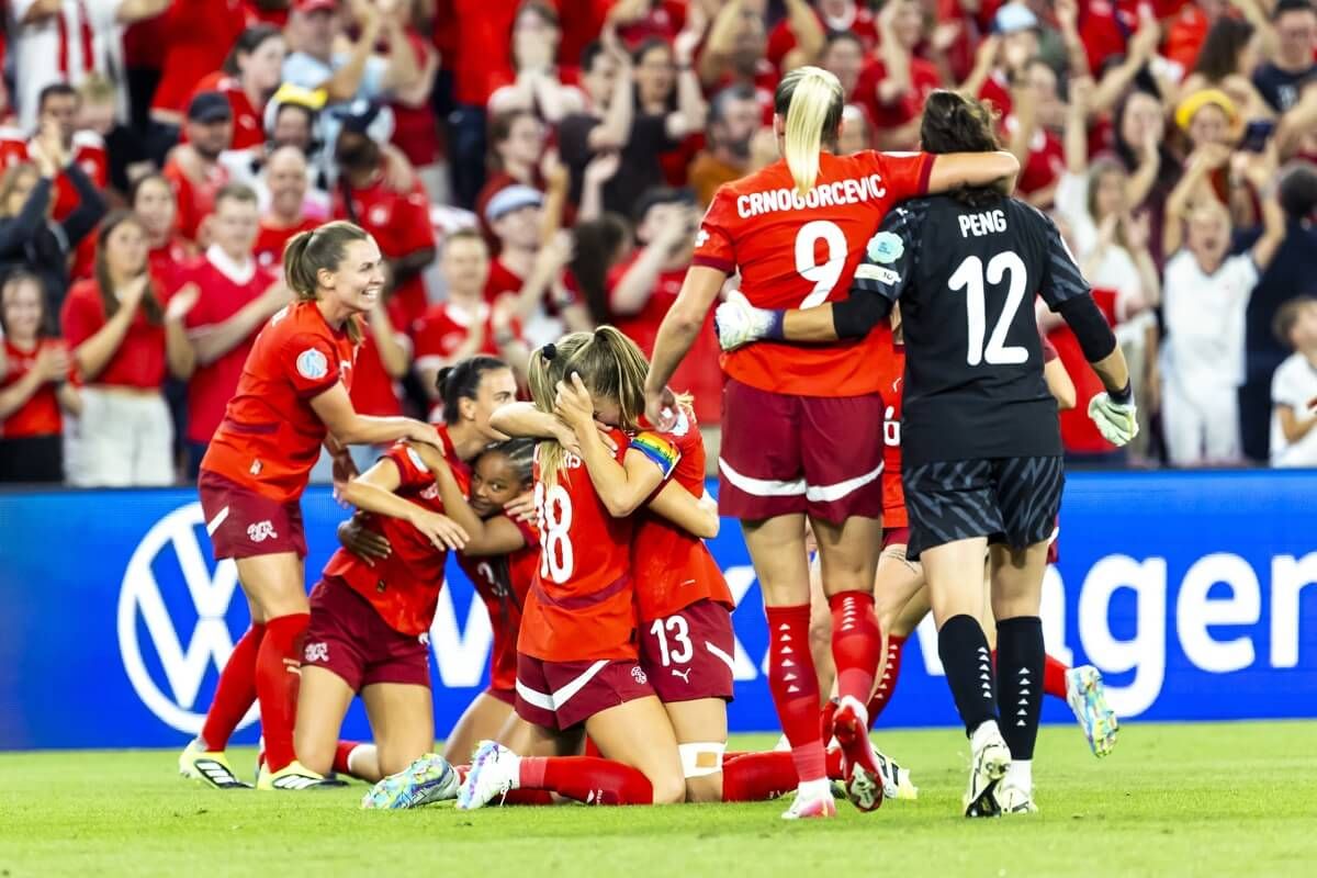 Las jugadoras de Suiza celebran el triunfo ante Finlandia.