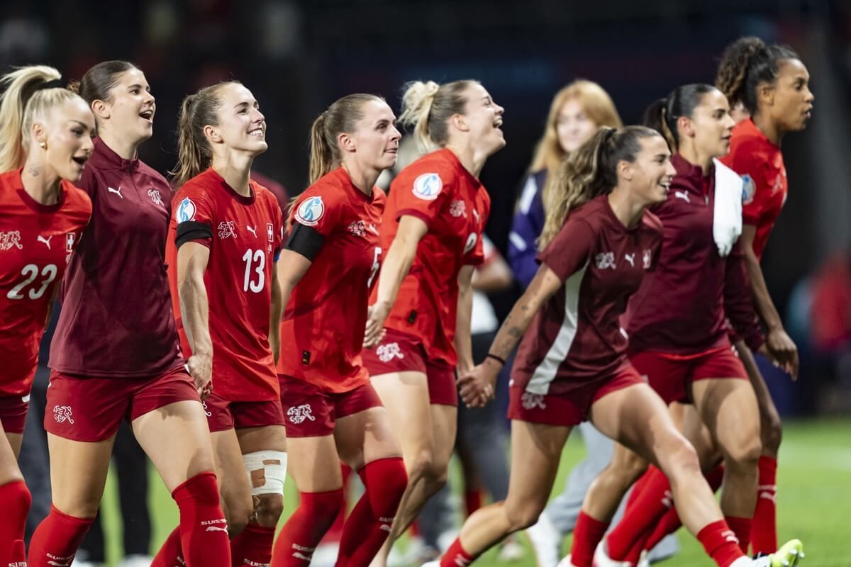 Las jugadoras de Suiza celebran el triunfo ante Islandia.