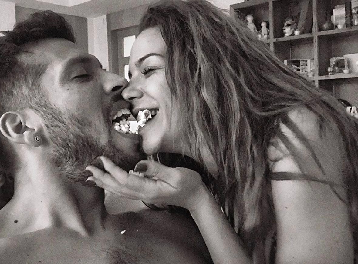 Tamara Gorro y Garay en actitud amorosa