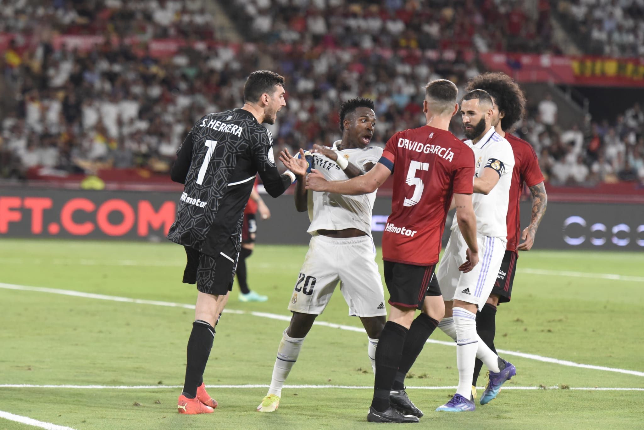  Tangana entre Vinicius con los jugadores del Osasuna.