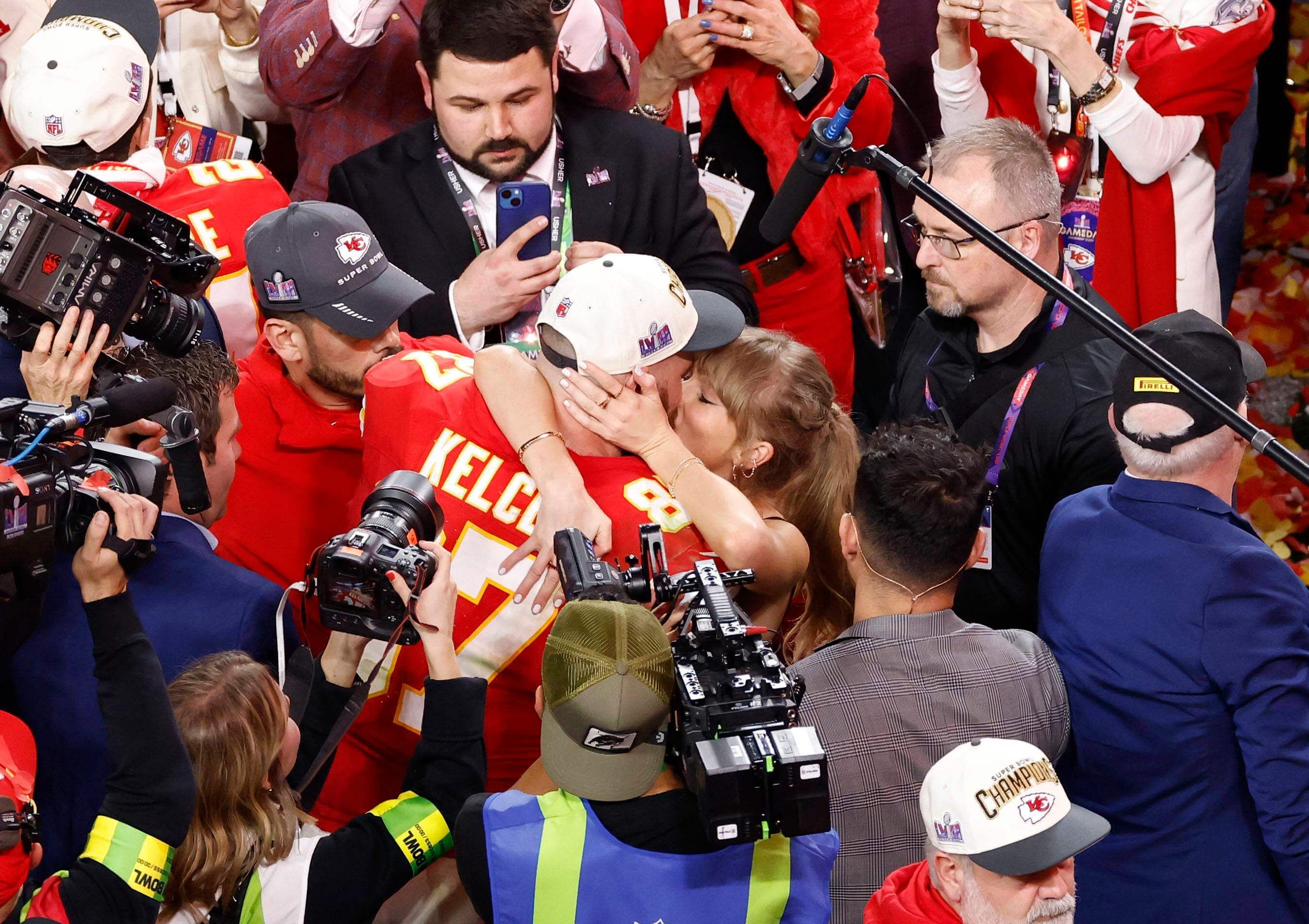  Taylor Swift y Travis Kelce en la celebración de la Super Bowl 2024.