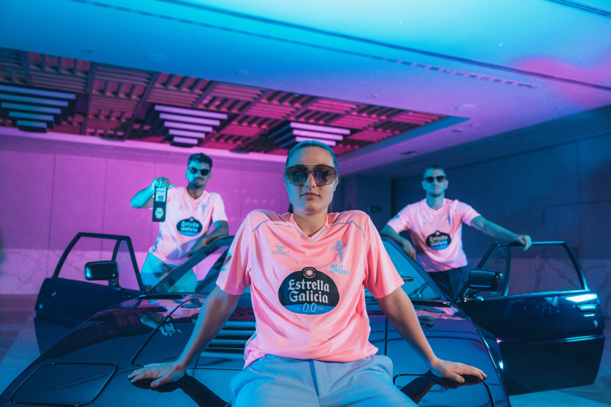  Ana Toubes, Sergio Carreira y Damián Rodríguez con la tercera camiseta.