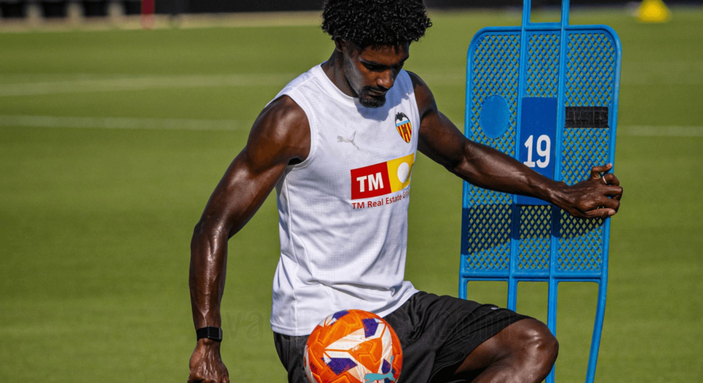 Thierry Rendall ya toca balón